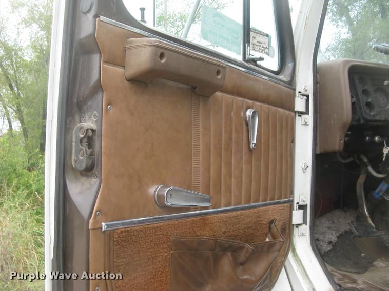 image for item DC2470 1989 International 2375 semi truck