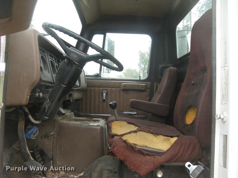 image for item DC2470 1989 International 2375 semi truck