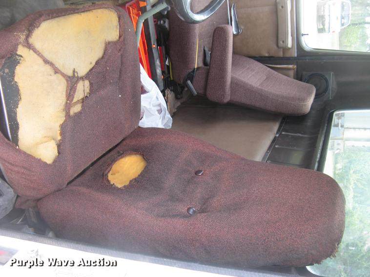 image for item DC2470 1989 International 2375 semi truck