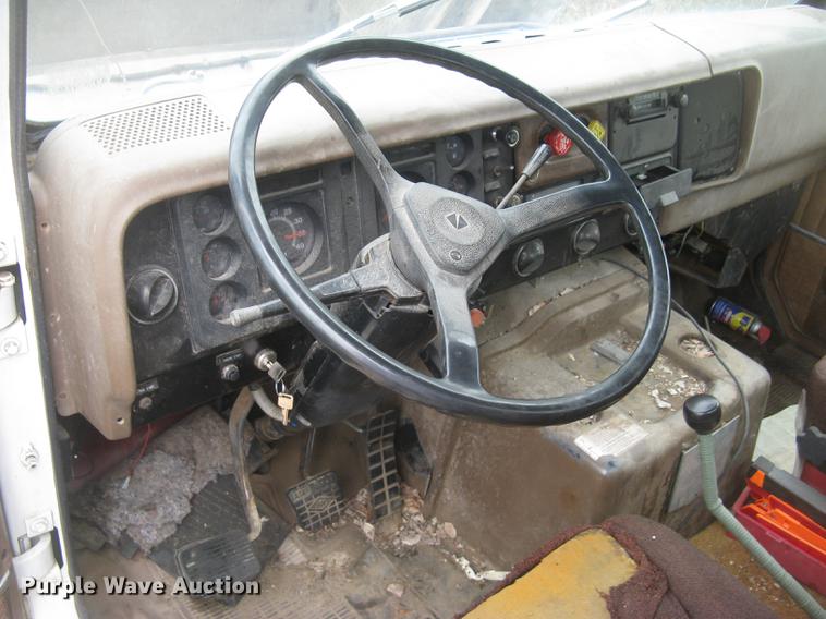 image for item DC2470 1989 International 2375 semi truck