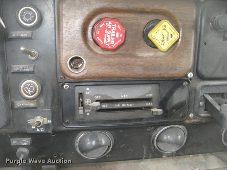 image for item DC2470 1989 International 2375 semi truck