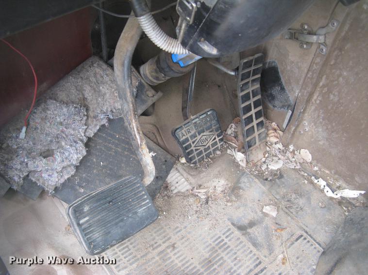 image for item DC2470 1989 International 2375 semi truck