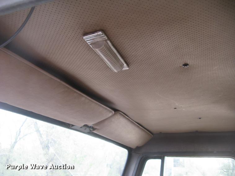 image for item DC2470 1989 International 2375 semi truck