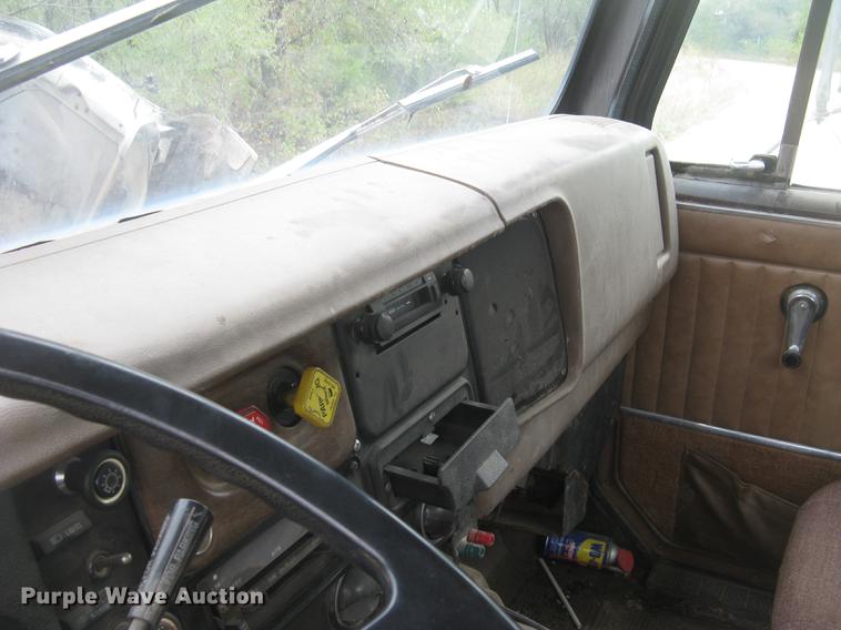 image for item DC2470 1989 International 2375 semi truck