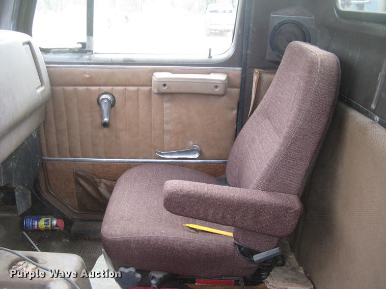 image for item DC2470 1989 International 2375 semi truck