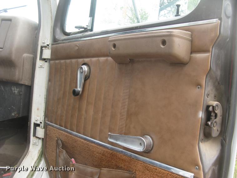 image for item DC2470 1989 International 2375 semi truck