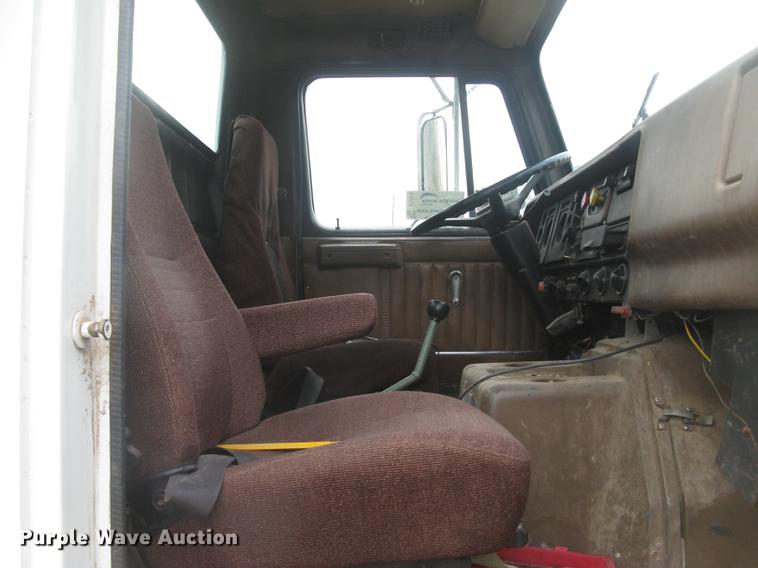 image for item DC2470 1989 International 2375 semi truck