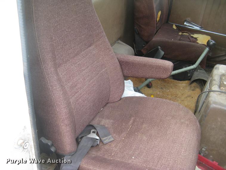 image for item DC2470 1989 International 2375 semi truck