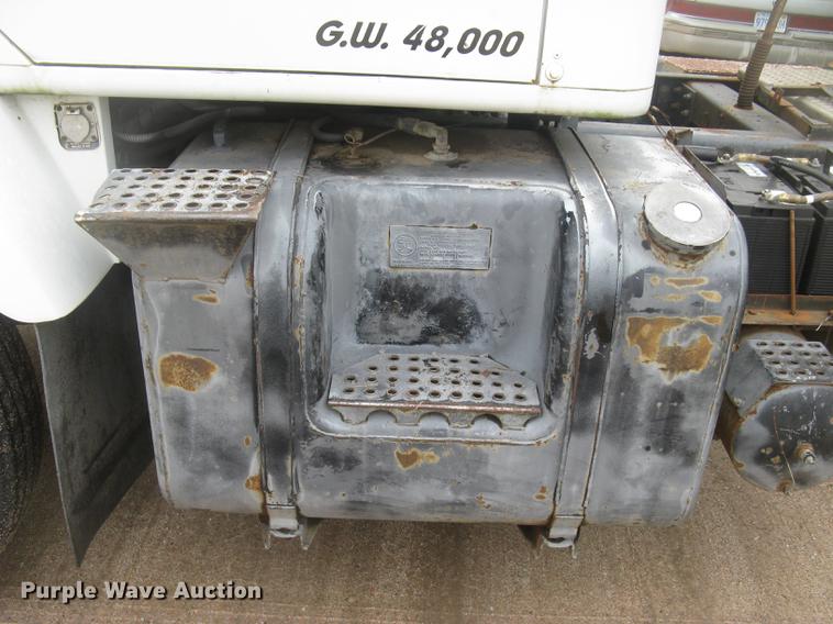 image for item DC2470 1989 International 2375 semi truck