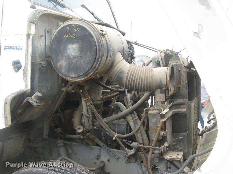 image for item DC2470 1989 International 2375 semi truck