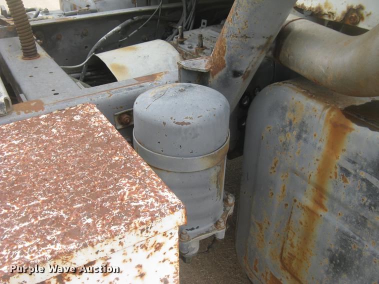 image for item DC2470 1989 International 2375 semi truck