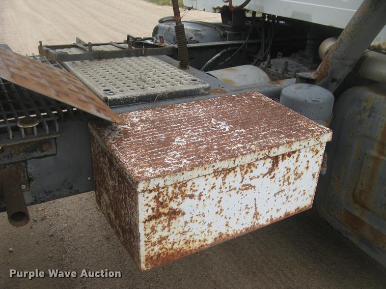 image for item DC2470 1989 International 2375 semi truck