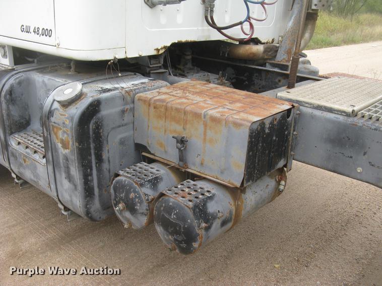 image for item DC2470 1989 International 2375 semi truck