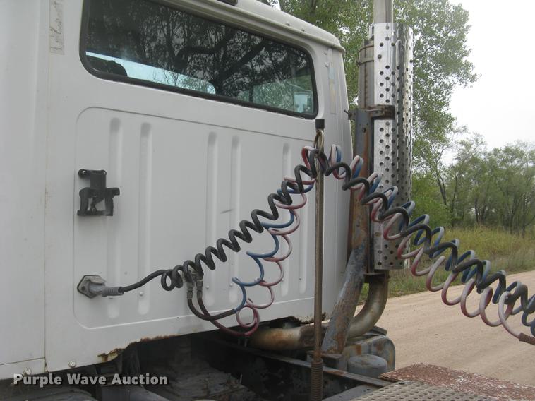 image for item DC2470 1989 International 2375 semi truck