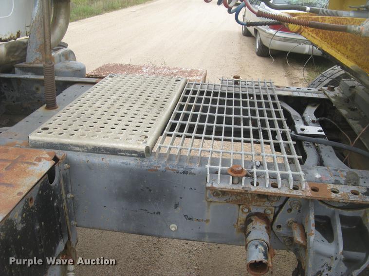 image for item DC2470 1989 International 2375 semi truck