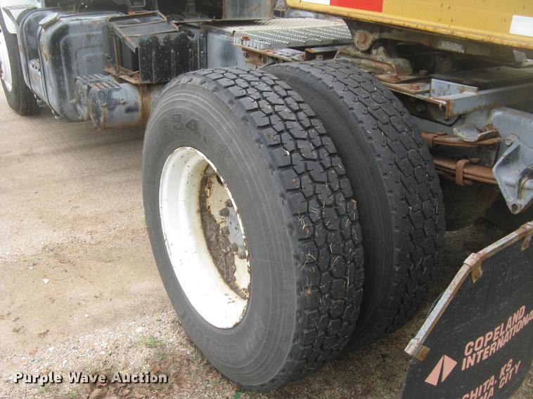 image for item DC2470 1989 International 2375 semi truck