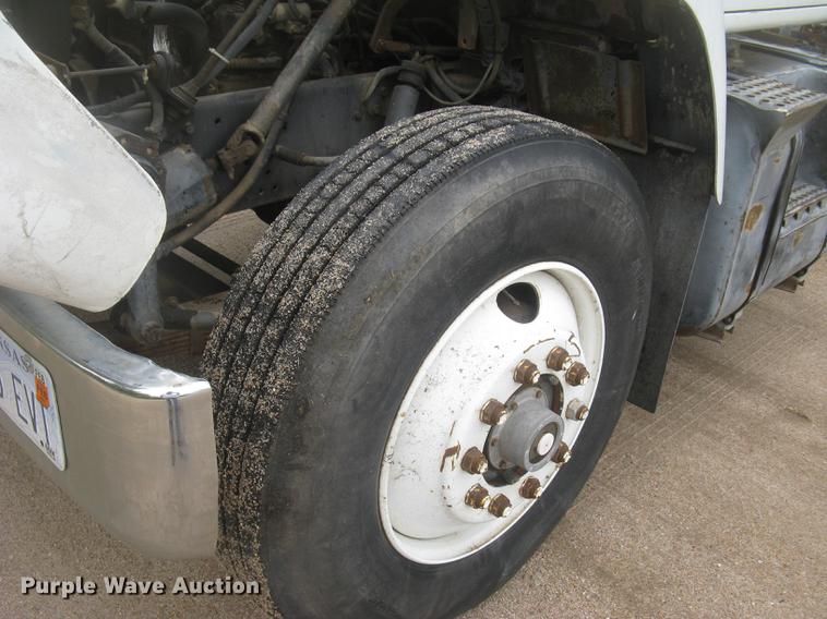 image for item DC2470 1989 International 2375 semi truck