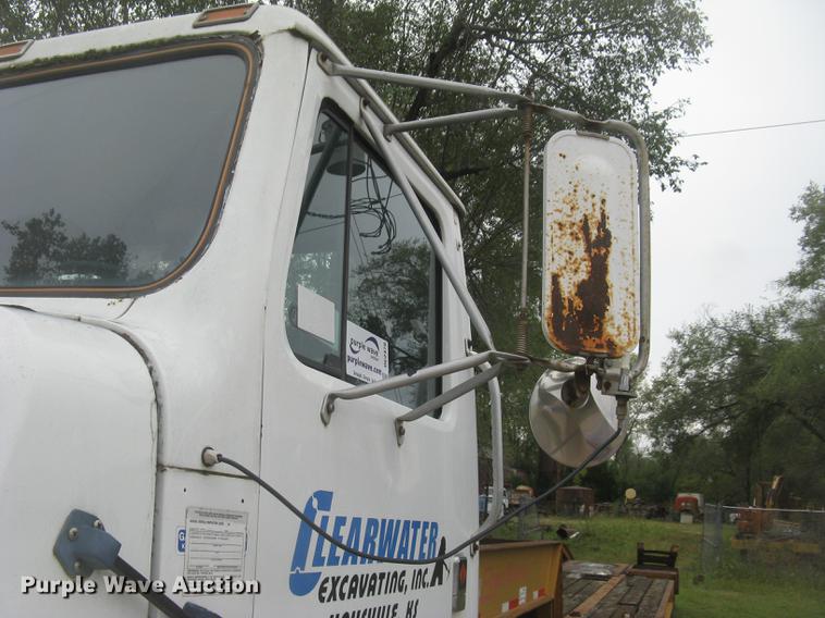 image for item DC2470 1989 International 2375 semi truck