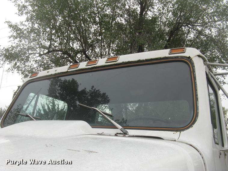 image for item DC2470 1989 International 2375 semi truck