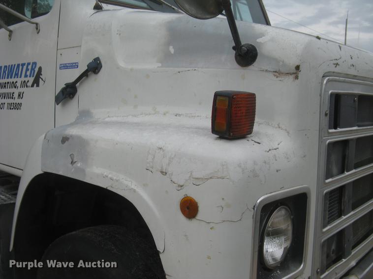 image for item DC2470 1989 International 2375 semi truck