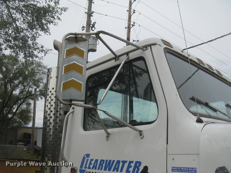 image for item DC2470 1989 International 2375 semi truck