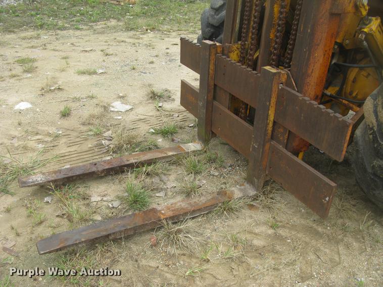 image for item DC2472 1975 John Deere 480B forklift