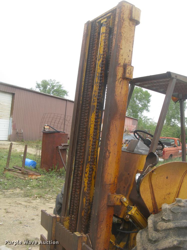 image for item DC2472 1975 John Deere 480B forklift