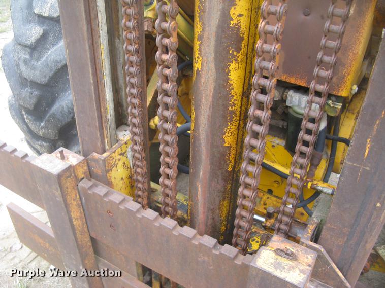 image for item DC2472 1975 John Deere 480B forklift