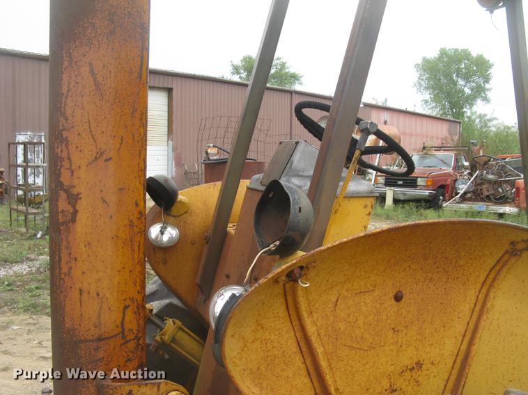 image for item DC2472 1975 John Deere 480B forklift