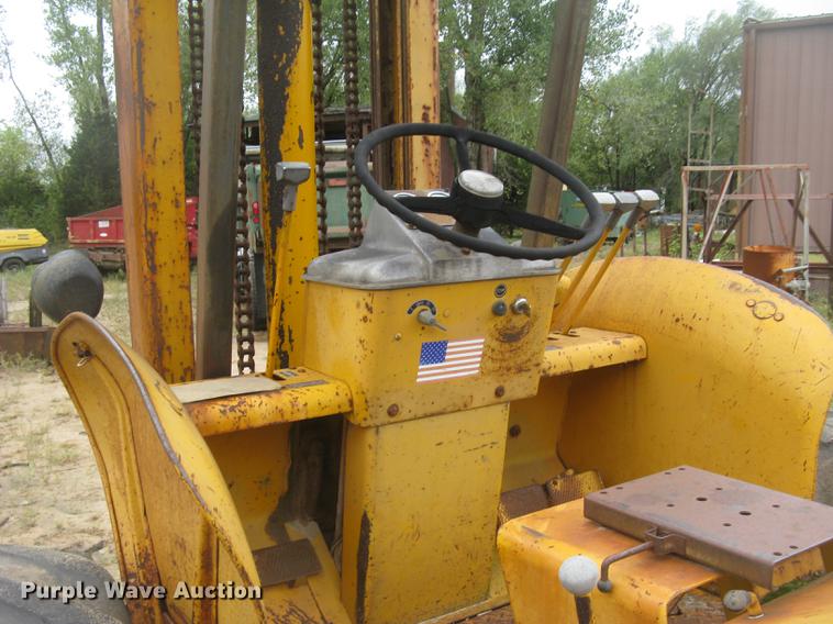 image for item DC2472 1975 John Deere 480B forklift