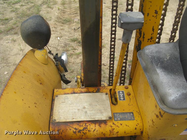 image for item DC2472 1975 John Deere 480B forklift