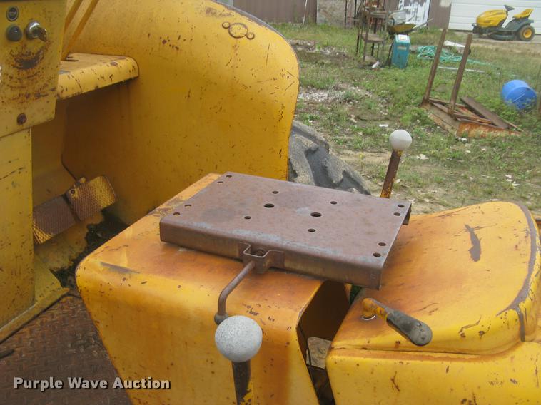 image for item DC2472 1975 John Deere 480B forklift