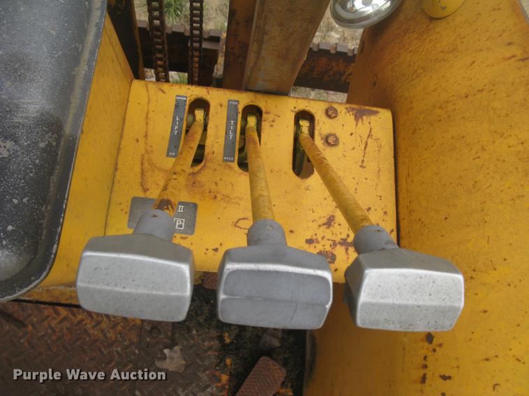 image for item DC2472 1975 John Deere 480B forklift