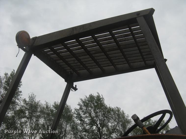 image for item DC2472 1975 John Deere 480B forklift