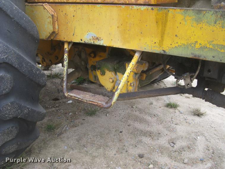 image for item DC2472 1975 John Deere 480B forklift