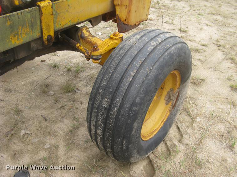 image for item DC2472 1975 John Deere 480B forklift