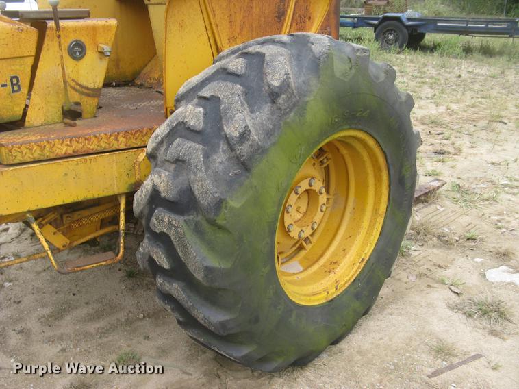 image for item DC2472 1975 John Deere 480B forklift