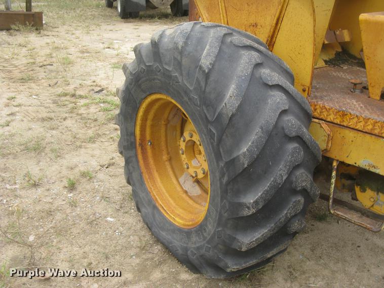 image for item DC2472 1975 John Deere 480B forklift