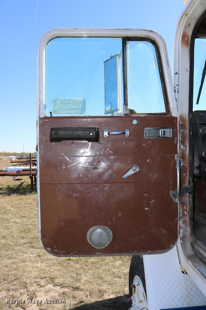 image for item DD0020 1978 International F5070 tow truck