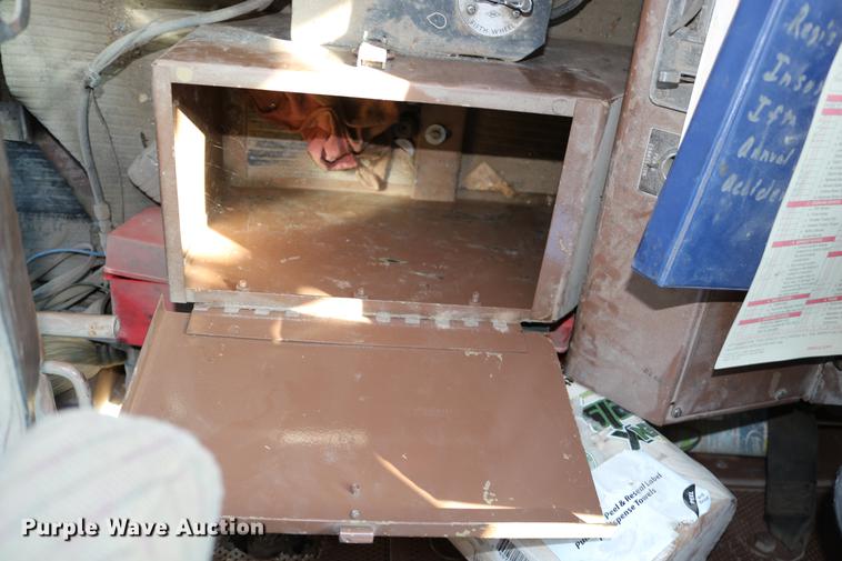 image for item DD0020 1978 International F5070 tow truck