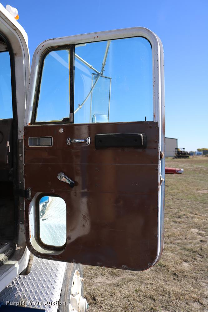 image for item DD0020 1978 International F5070 tow truck