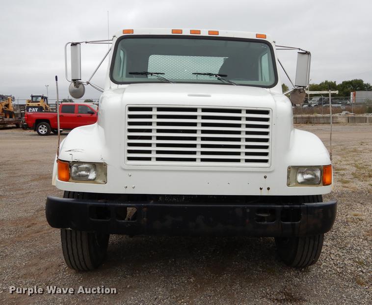 image for item DD0790 1996 International 4900 flatbed truck
