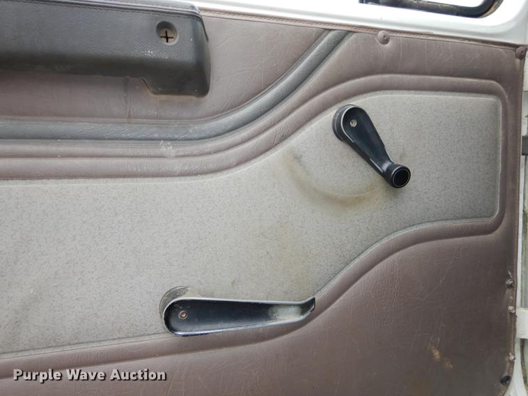 image for item DD0790 1996 International 4900 flatbed truck