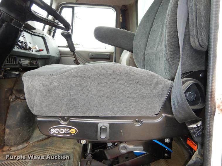 image for item DD0790 1996 International 4900 flatbed truck