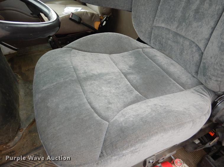 image for item DD0790 1996 International 4900 flatbed truck