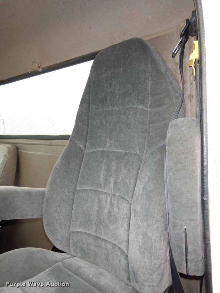 image for item DD0790 1996 International 4900 flatbed truck