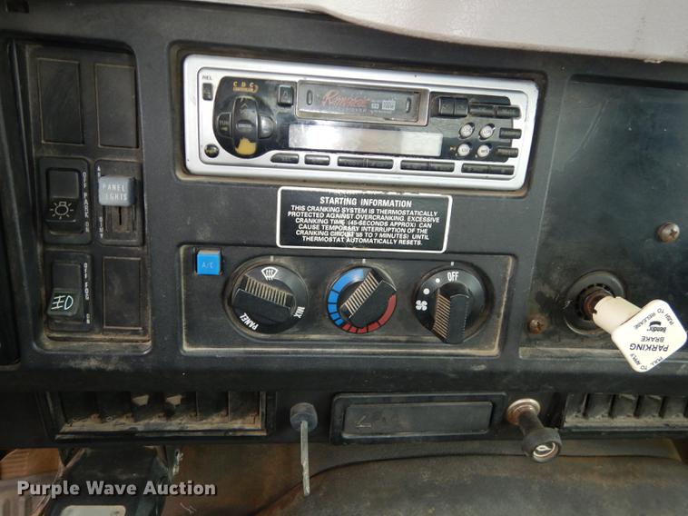 image for item DD0790 1996 International 4900 flatbed truck