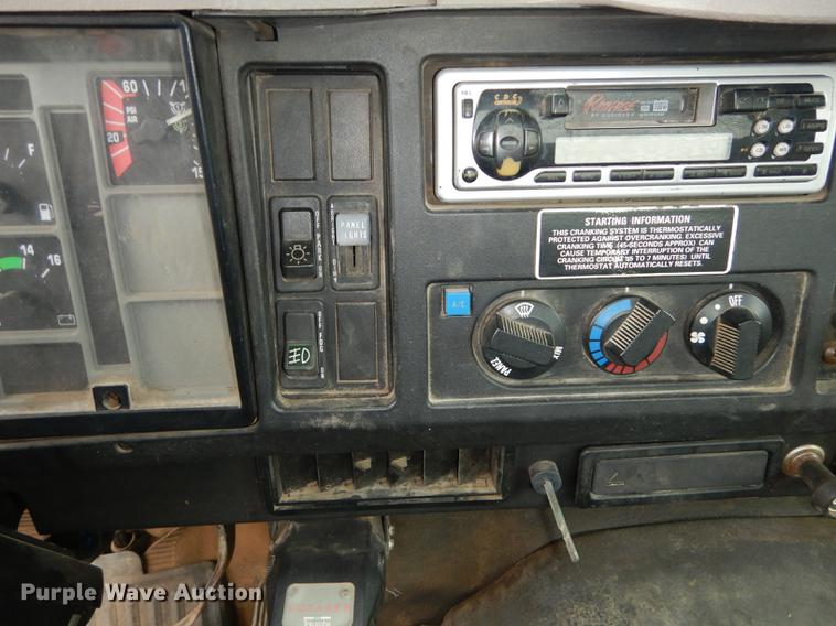 image for item DD0790 1996 International 4900 flatbed truck