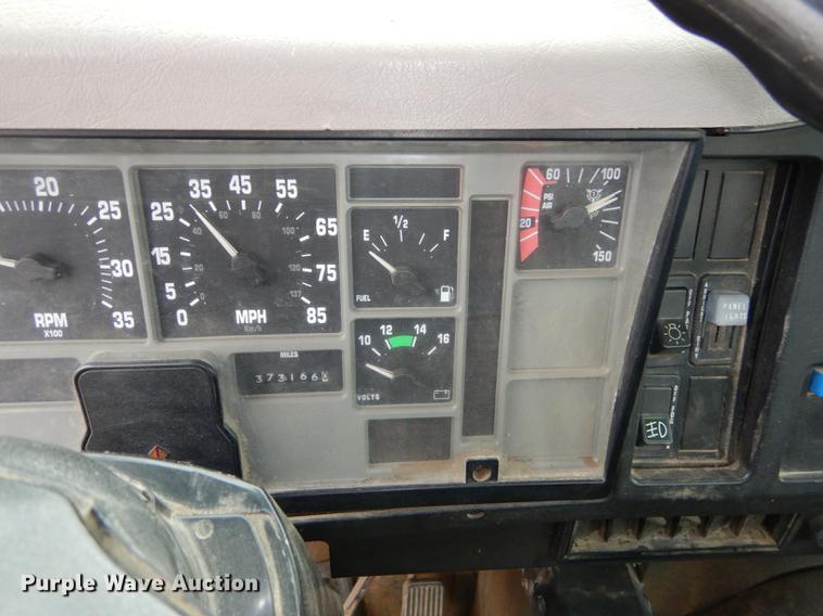 image for item DD0790 1996 International 4900 flatbed truck