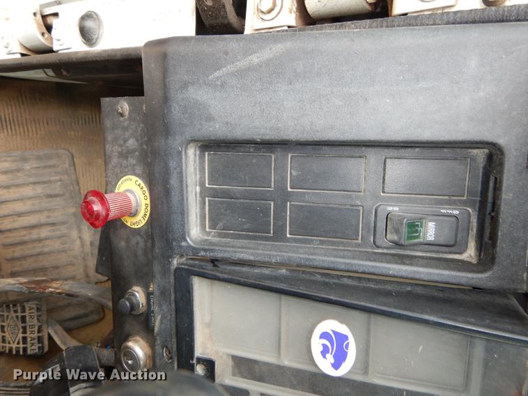 image for item DD0790 1996 International 4900 flatbed truck